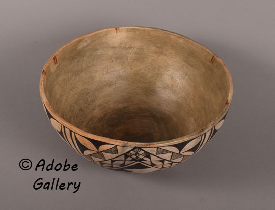 Alternate view of this pottery vessel. Alternate view of this pottery vessel.