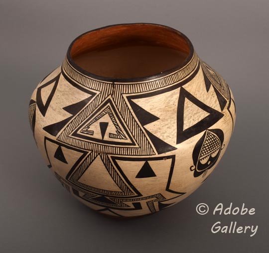 Alternate view of this pottery vessel.