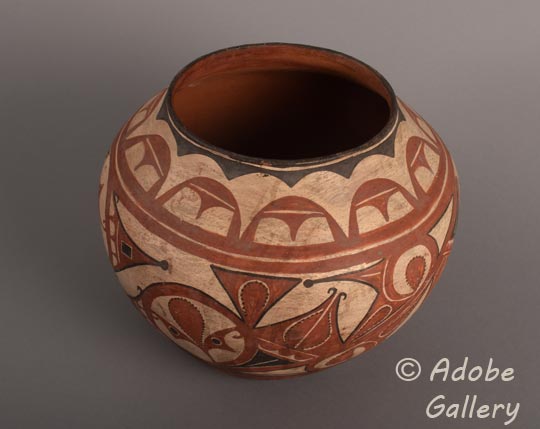 Alternate view of this pottery vessel.
