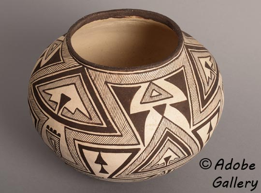 Alternate view of this pottery vessel.