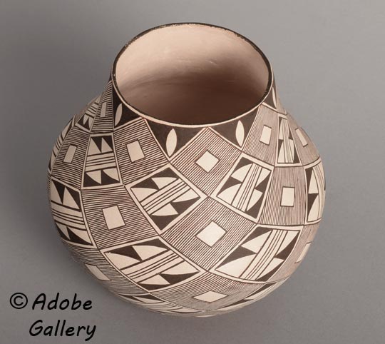 Alternate view of this pottery vessel.