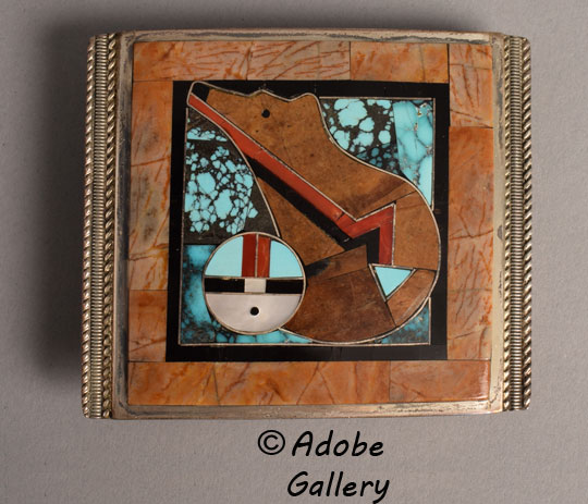 Close up of the belt buckle.