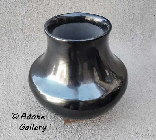 Alternate view of this pottery vessel.