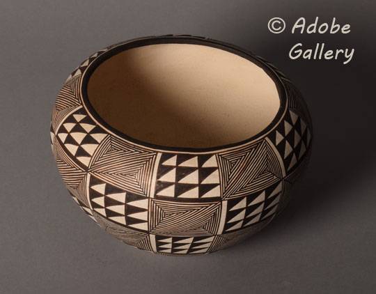 Alternate view of this pottery vessel. Alternate view of this pottery vessel.