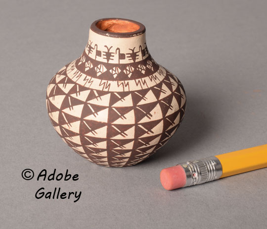 The scale of this pottery jar is miniature. The scale of this pottery jar is miniature.
