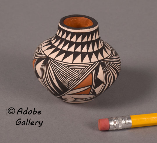 Alternate view of this pottery vessel. Alternate view of this pottery vessel.