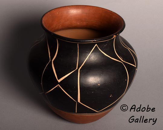Alternate view of this pottery vessel. Alternate view of this pottery vessel.