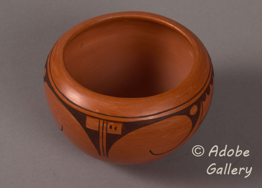 Alternate view of this pottery vessel. Alternate view of this pottery vessel.