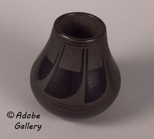 Alternate view of this pottery vessel. Alternate view of this pottery vessel.
