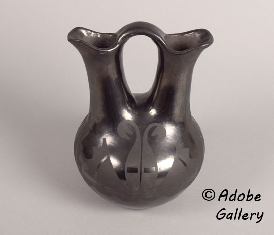 Alternate view of this pottery vessel.