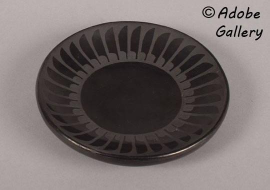 Alternate view of this pottery vessel.