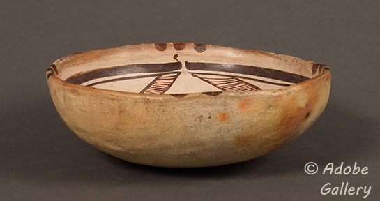 Alternate view of this pottery vessel.