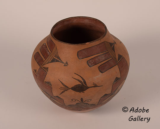 Alternate view of this pottery vessel.