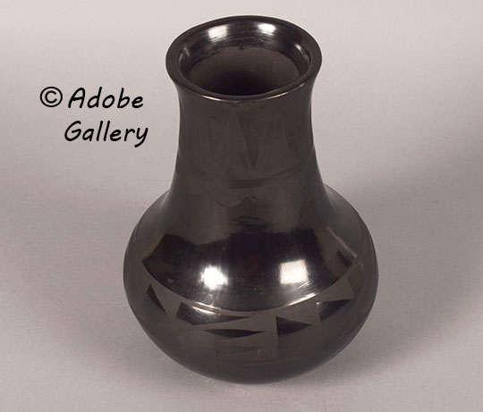 Alternate view of this pottery vessel.