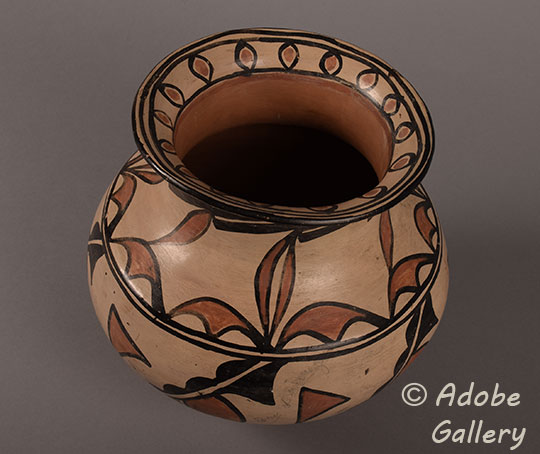 Alternate view of this pottery vessel. Alternate view of this pottery vessel.