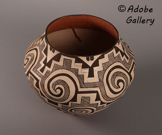 Alternate view of this pottery vessel.