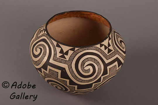 Alternate view of this pottery vessel. Alternate view of this pottery vessel.
