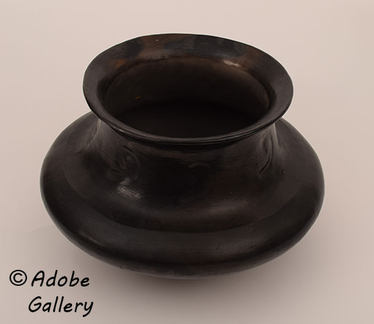 Alternate view of this pottery vessel. Alternate view of this pottery vessel.