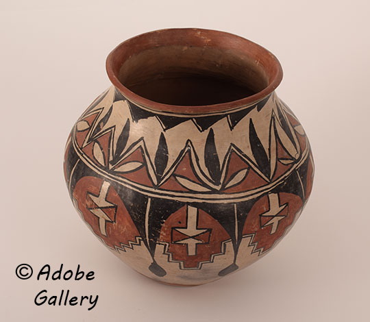 Alternate view of this pottery vessel.