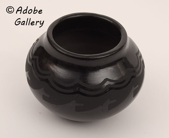 Alternate view of this pottery vessel. Alternate view of this pottery vessel.