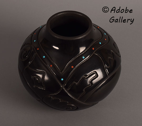 Alternate view of this pottery vessel.