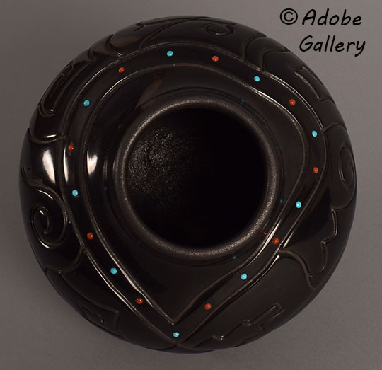 Alternate view of this pottery vessel.
